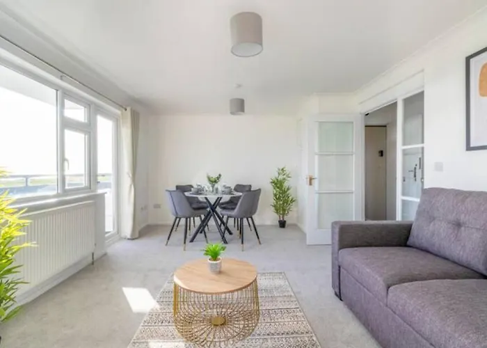 Large Sea View 2 Bedroom Sleeps 6 - Free Parking
