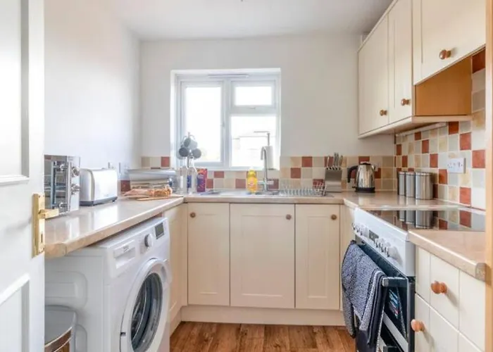 Large Sea View 2 Bedroom Sleeps 6 - Free Parking