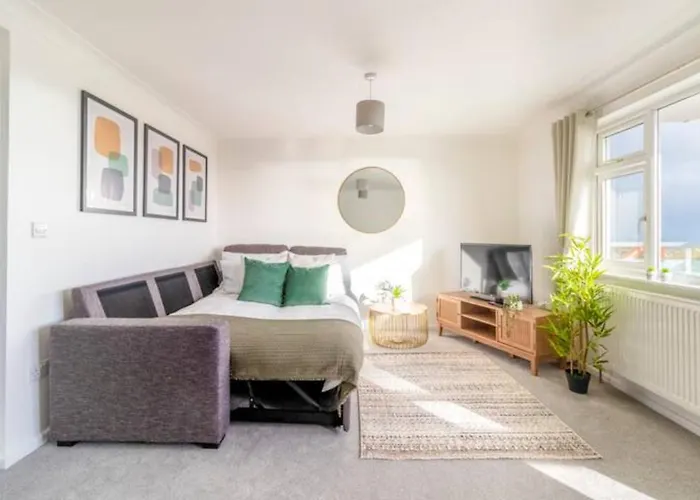 Large Sea View 2 Bedroom Sleeps 6 - Free Parking