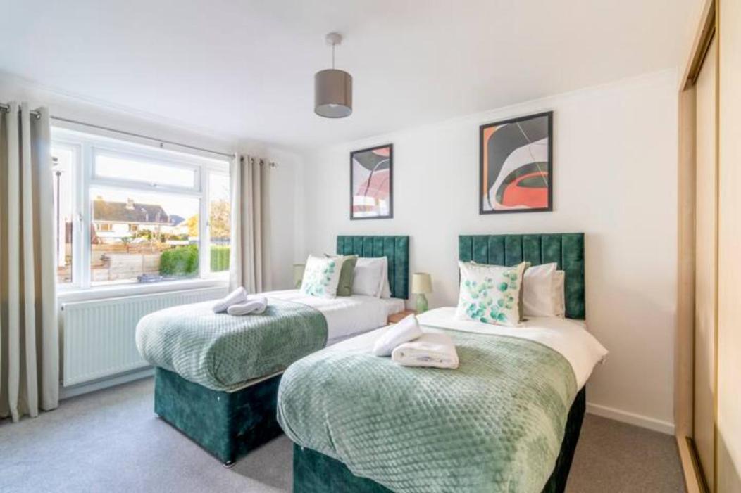 Large Sea View 2 Bedroom Sleeps 6 - Free Parking Apartment Bournemouth