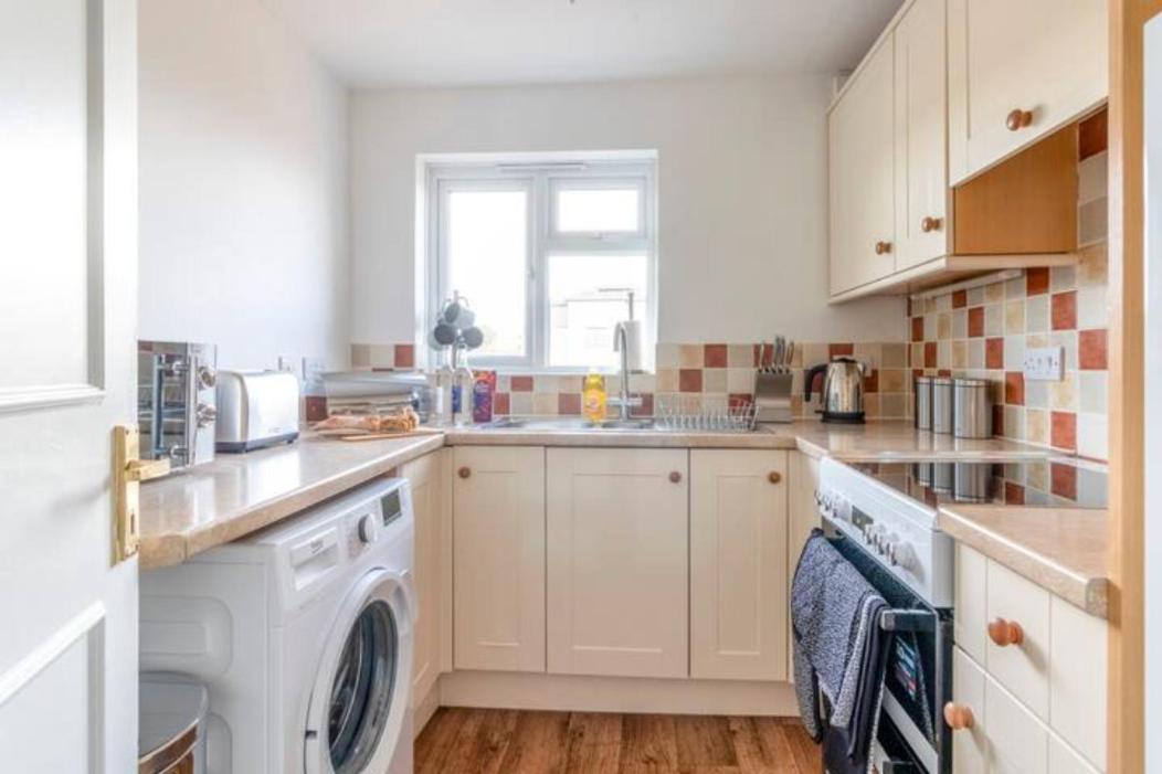 Apartment Large Sea View 2 Bedroom Sleeps 6 - Free Parking *