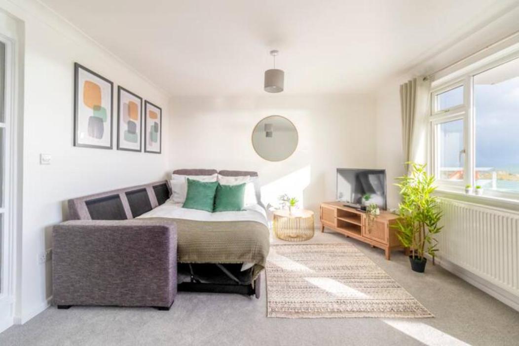Large Sea View 2 Bedroom Sleeps 6 - Free Parking *