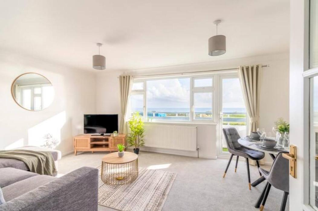 Apartment Large Sea View 2 Bedroom Sleeps 6 - Free Parking