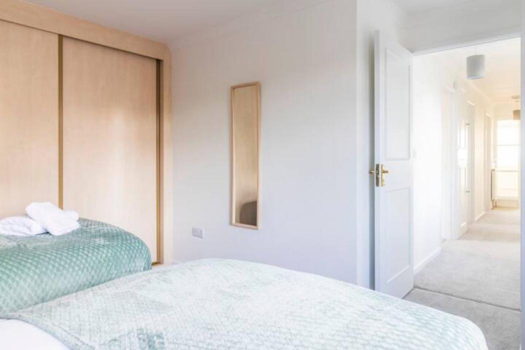 Large Sea View 2 Bedroom Sleeps 6 - Free Parking Apartment Bournemouth