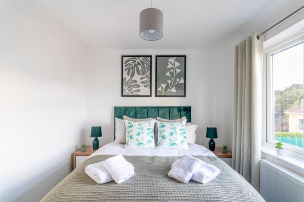 Large Sea View 2 Bedroom Sleeps 6 - Free Parking * Bournemouth