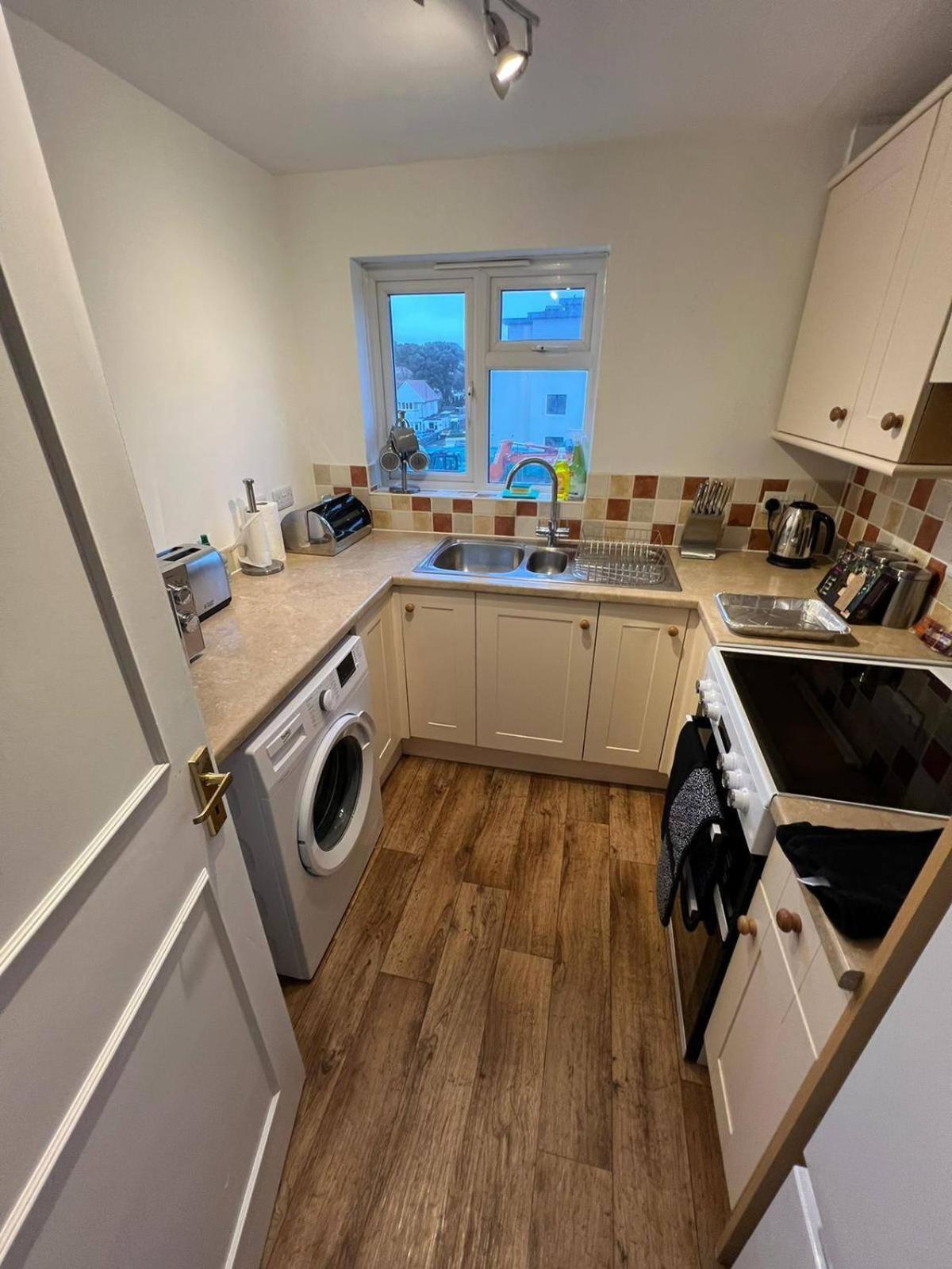 Large Sea View 2 Bedroom Sleeps 6 - Free Parking *